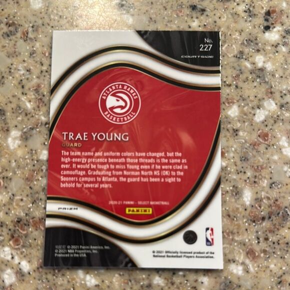 Panini NBA Trading Card - Trae Young Holographic courtside mint condition - Picture 3 of 4